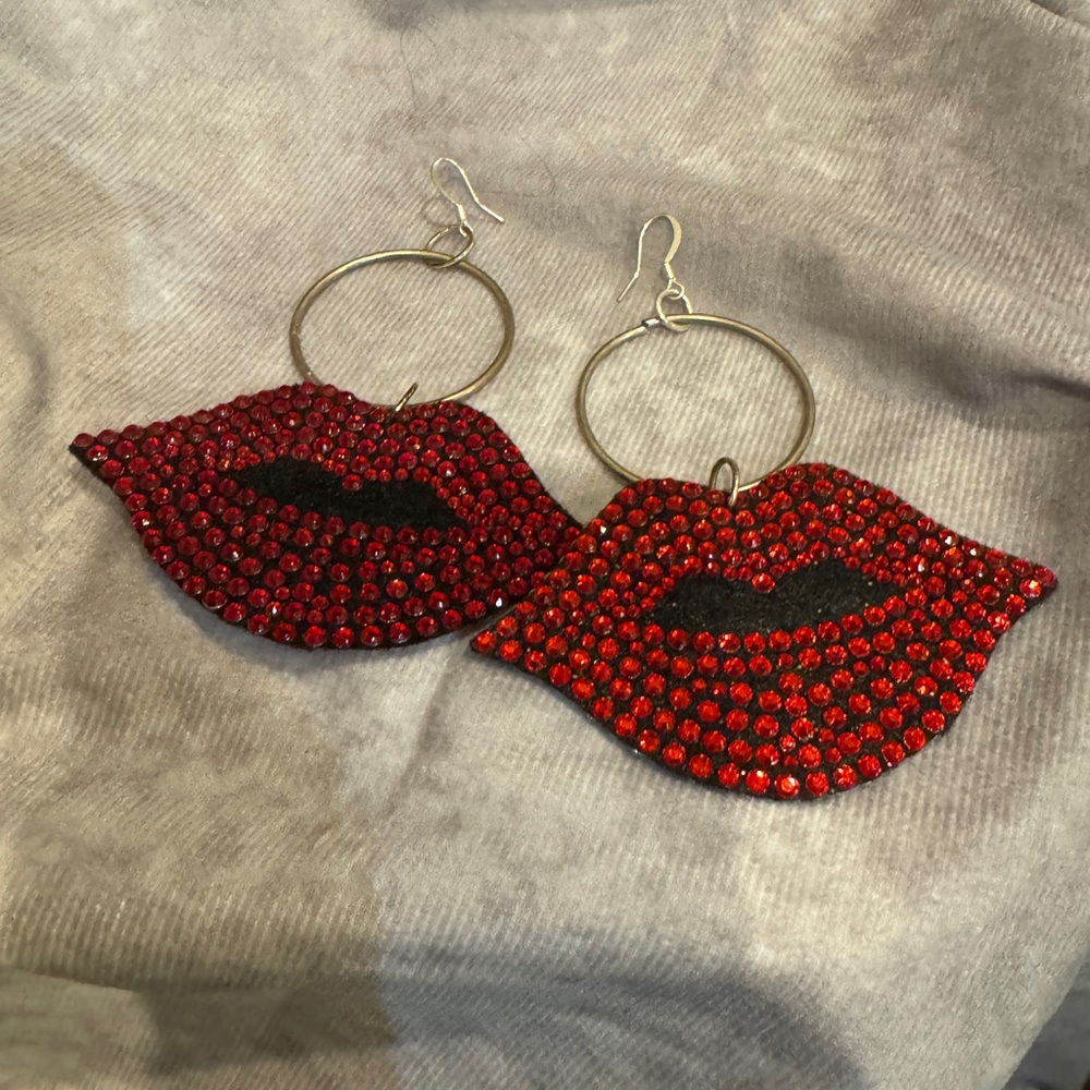Rhinestone crystal blingโ Sparkling Red Lip Earrings